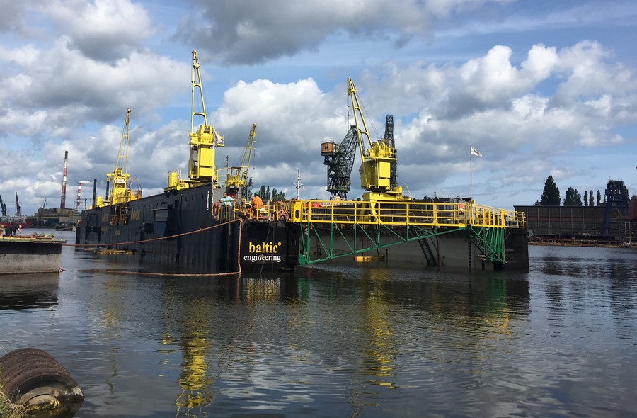 Dok pływający Baltic Engineering przy nabrzeżu Drewnica